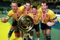 Larsson, Loevgren, Vranjes und Wislander mit der Schale