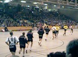 Der THW l�uft in die Hansehalle ein