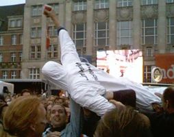 Stefan beim Crowd-Surfing