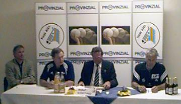 Pressekonferenz. Von links: THW-Manager Schwenker, THW-Trainer Serdarusic, Hallensprecher K�rting, Gro�wallstadts Trainer Meisinger