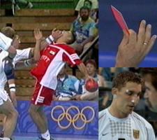 11. Minute: Stefan Kretzschmar sieht nach diesem Foul an Sherif die rote Karte.