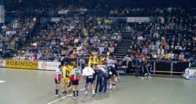 Kurz vor dem Anpfiff gegen ABC Braga. Nur 6000 Zuschauer in der Ostseehalle.