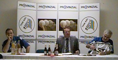 Pressekonferenz. Von links: THW-Trainer Serdarusic, Hallensprecher K�rting, SG-Trainer Skercevic