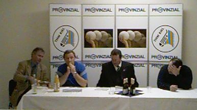 Pressekonferenz. Von links: THW-Manager Uwe Schwenker, THW-Trainer Noka Serdarusic, Hallensprecher K�rting, Eintracht-Trainer und Manager Gerald Oberbeck