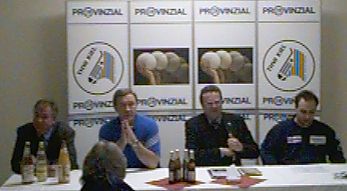 Pressekonferenz. Von links: THW-Manager Uwe Schwenker, THW-Trainer Noka Serdarusic, Hallensprecher Rolf K�rting, HCW-Trainer Bob Hanning