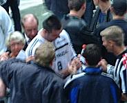 Wohin f�hrt sein Weg? Nenad Perunicic umringt von Fans.