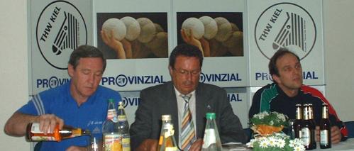 Pressekonferenz. Von links: THW-Trainer Serdarusic, Hallensprecher K�rting, TuS-Trainer Lommel.