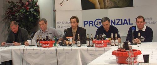 Pressekonferenz. Von links: THW-Manager Schwenker, THW-Trainer Serdarusic, Moderator Pipke, TUSEM-Trainer Chevtsov, TUSEMs sportlichr Leiter Schmitz.