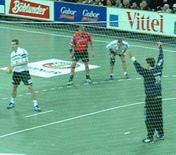 Kapit�n und Antreiber Stefan L�vgren, hier beim Siebenmeter.