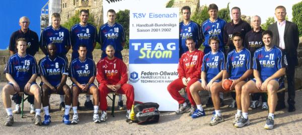 Hinten von links: Trainer Rost, Jensen, Reuter, Sostaric, Romanesen, Vildalen, Arzt Dr. Muthen, Physioth. Heyer, Pr�sident Seidenzahl Vorne von links: Just, Amalou, Joulin, Jerkovic, Lehmann, Behling, Casanova, Bitterlich