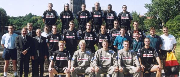 Hinten von links: Liesegang, Kretzschmar, Wiegert, Stefansson, Abati, KuleschowMitte von links: Trainer Gislason, Verwaltungsratsvors. Maas, Manager Hildebrandt, Pr�sident Penz, Co-Trainer Licu, Kloppe, Lux, Stiebler, Machulla,