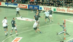 Stefan L�vgren (Mitte) trifft.