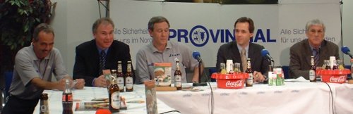 Pressekonferenz. Von links: THW-Arzt Dr. Brandecker, THW-Manager Schwenker, THW-Trainer Serdarusic, Moderator Pipke, VfL-Trainer Ivanescu