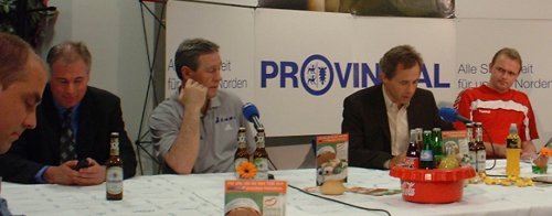 Pressekonferenz. Von links: THW-Manager Schwenker, THW-Trainer Serdarusic, Moderator Pipke, SG-Trainer F�ltn�s