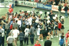 Schwarz-wei�er Jubel nach dem Schlu�pfiff: Der THW kann nun aus eigener Kraft Meister werden.