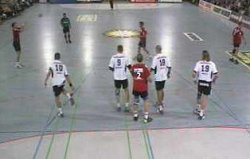 Der THW spielte eine 6:0-Deckung mit  Petersen und Dominikovic als Mittelblock.