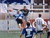 Henning Fritz pariert gegen Bernd Roos (46.).