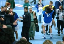 Gro�e Freude bei Zagreb nach dem 28:24-Sieg in der Ostseehalle.