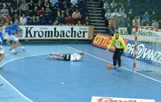 Bereits in der ersten Halbzeit scheiterte der THW einige Male an RK-Torh�ter Matosevic.