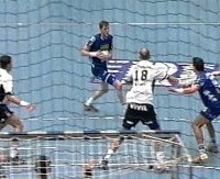 Volker Zerbe markiert das 9:8 f�r Lemgo.