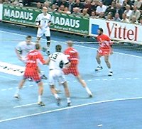 Wirbelte am Kreis: Marcus Ahlm (Bildmitte, Nr. 13).