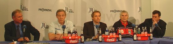 Pressekonferenz. Von links: THW-Manager Schwenker, THW-Trainer Serdarusic, Moderator Pipke, HRK-Trainer Glavas, HRK-Manager Vucic.