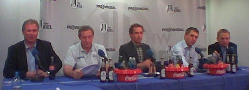 Pressekonferenz. Von links: THW-Manager Schwenker, THW-Trainer Serdarusic, Moderator Pipke, SG-Trainer Andersson, SG-Manager Storm
