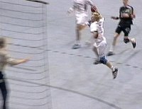 Nikolaj Jacobsen macht per tollem Gegensto� das 27:25.