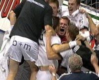 Jubel um Mattias Andersson (Mitte), der in Magdeburg in der Schlusssekunde den entscheidenden Siebenmeter parierte.