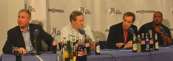 Pressekonferenz. Von links: THW-Manager Schwenker, THW-Trainer Serdarusic, Moderator Pipke, Paris-Trainer Spincer.