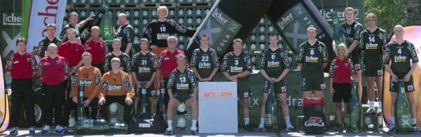 Oben von links: Brajkovic, Sighvatson, Schmitt, Kieselhorst, Cl��nerMitte von links: Trainer Petkovic, Monnberg, Betreuer Thei�, Torwart-Trainer Gorr, Arzt Dr. P�rschke, Kestawitz, Golic, Sportl. Leiter Dotzauer, Allend�rfer, Schmidt, Bepler,