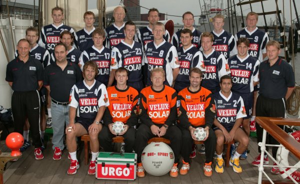 Hinten on links: Kammler, Karbowski, M�ller, Bjerre, Siniak, Ernelind, Knorr;Mitte von links: Physiotherapeut Ralf Warnem�nde, G. Gille, Jansen, Trainer Hanning, Muffetangen, Hens, Agren, Belaustegui, Landsberg, B. Gille, Co-Trainer H�bner