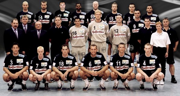 Vorne von links: Wiegert, Sch�ne, Kloppe, Tkaczyk, Sprenger, GrafenhorstMitte von links: Verwalt.ratvors.  Maas, Manager Hildebrandt, Pr�s. Penz, Trainer Gislason, Ziemer, Bitter, Friedrich, Peruinicic, Physioth. Grote, �rztin Dr. Hoffmeyer,