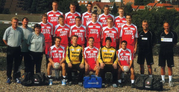 Oben von links: Larsson, Leissink, Fog, Machulla, HeisigMitte von links: Betreuer P. Leissink, Betreuer Gierveld, Physioth. Petersen, Wolterink, Arrhenius, Schumann, Riedel, Glandorf, Pavlovic, Co-Trainer Liljestrand, Trainer Lindgren