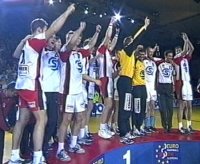 Das Team auf dem Siegerpodest.