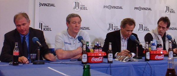 Pressekonferenz. Von links: THW-Manager Schwenker, THW-Trainer Serdarusic, Moderator Pipke, VfL-Trainer Dr. Brack.