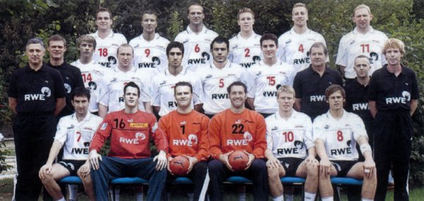 Oben von links: Szilagyi, Klesniks, Rose, Tesch, Roggisch, Torgowanow;Mitte von links: Trainer Schewzow, Co-Trainer Schargy, Reiners, Velyky, Casanova, Stary, Haa�, Sportl. Leiter Schmitz, Physiotherapeut Krieger, Betreuer Skopp