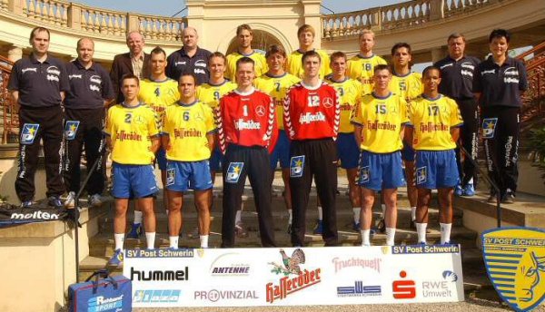 Hinten von links: BL-Obmann Hopp, Betreuer Remu�, Manager Krieter, Trainer Pysall, Witt, Thormann, V�lkers, Betreuer Br�mmer, Physiotherapeutin Ziesemer;