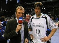 Marcus Ahlm, der Mann des Tages, im DSF-Interview. Ahlm machte aus 13 Versuchen 12 Tore, das ist eine sensationelle Quote von 92,3%. 12 Treffer von Ahlm - das gab es noch nie in einem THW-Spiel.