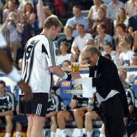 St�rkung f�r zwischendurch: Butler Richard reicht Pitti ein Getr�nk.