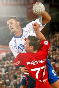 Neuzugang Alexandros Vasilakis (hier gegen Flensburgs Knudsen) ist bester Torsch�tze bei D�sseldorf.