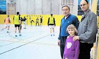 Trainer Noka Serdarusic (links) beantwortete geduldig alle Fragen der Handball begeisterten Carina, nat�rlich h�rte Vater Uwe aufmerksam zu. 