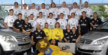 Oben von links: Hetkamp, Kunz, Klein, Grimm, Wolf, Lochmann, Holmgeirsson, Tiedtke.Mitte von links: Immel, Arzt Dr. Rachor, Physioth. Hubert, Hofmann, Brack, Petersson, Schmei�er, L�tzelberger, Trainer Roth, Co-Trainer Rack.