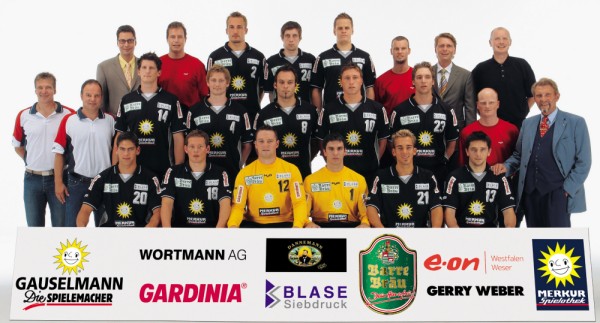 Hinten von links: Gauselmann, Physioth. Hildebrandt, F�lser, Olafsson, Ortmann, Reha-Trainer Sch�ler, Gauselmann, Gesch�ftsf�hrer K�lling.Mitte von links: Manager Roch, Trainer Pf�nder, Kubes, Lauritzen, Greiner, van Olphen, Schr�der,