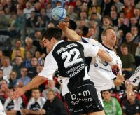 Kampf auf Biegen und Brechen: Karabatic gegen Nielsen.