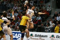 Nikola Karabatic im Angriff gegen Andrej Klimovets.