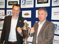 Kronaus Gesch�ftsf�hrer Ulli Schuppler und Uwe Schwenker mit dem  "Objekt der Begierde"