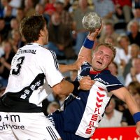 Immer im Vorw�rtsgang: SG-"Traktor" Joachim Boldsen, hier von Kiels Marcus Ahlm gestoppt. 