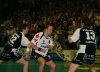 Jan Fegter im Zweikampf mit Karabatic und Ahlm.