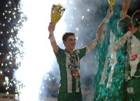 Texas Olsson jubelt �ber den Meistertitel.